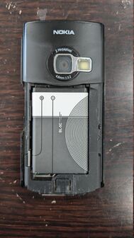 Задняя сторона со снятой крышкой аккумулятора